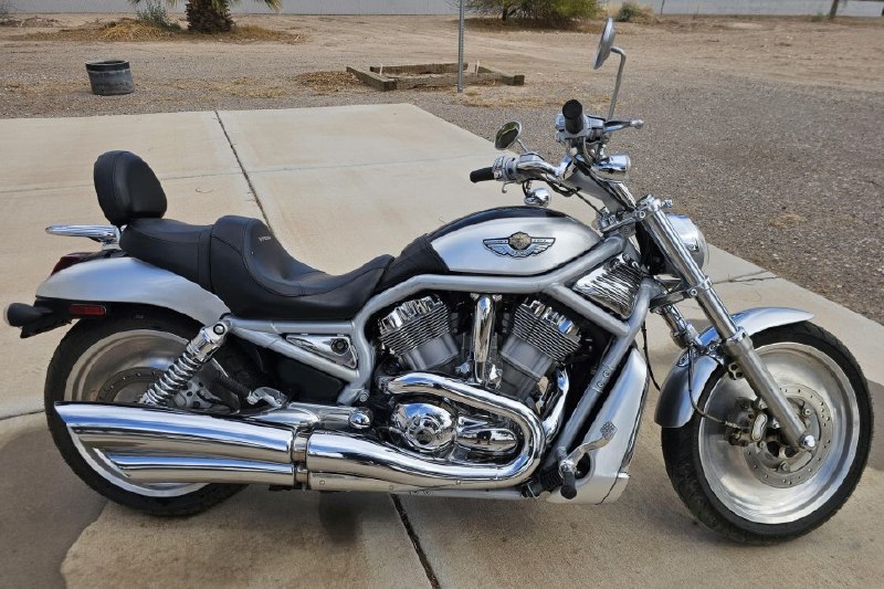 Небо над Невадой сегодня темное, как стекло старой Harley, но в сердце каждого ф