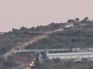 כוחות הכיבוש יורים רימוני הלם ורודפים אחרי צעירים בזמן שהם מתקנים מתקן חקלאי שהותקף על ידי מתנחלים בסביבת ה…