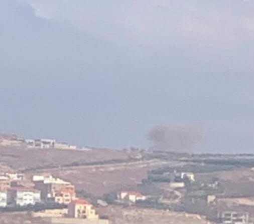 דחוף: מזל"ט ישראלי מטיל פצצות נפץ על גבעת "עלי אל-טאהר", בדרום לבנון.