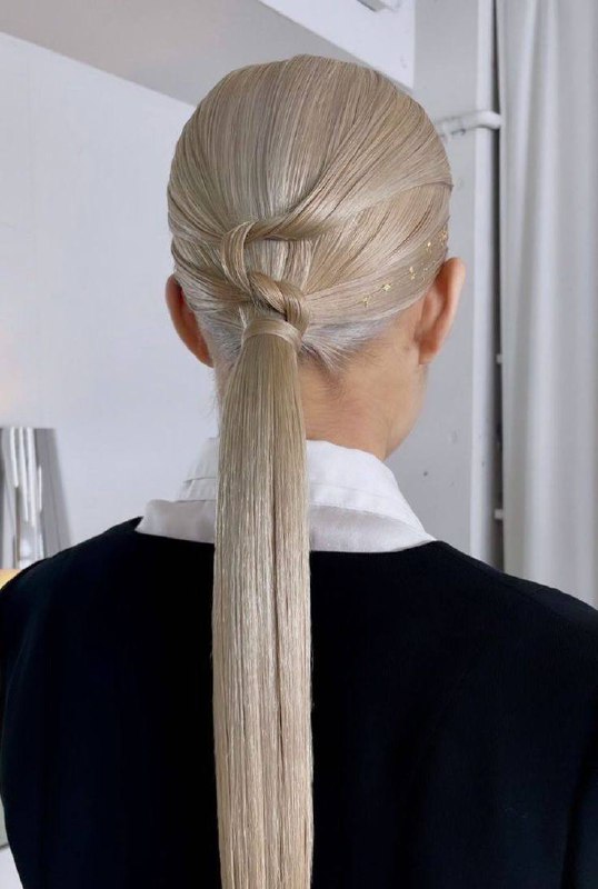 Она приехала на концерт, чтобы поработать. Коротко о том, как я слушаю музыку 🤣 А вообще вот вам пару интересных идей на подумать и поделать:— 2 завитые пряди у лица;— сочетание разных текстур без объема у корней;— узлы + хвост;— начес на макушке как часть формы;— сочетание блонда с черными прядями в прическахОна приехала на концерт, чтобы поработать. Коротко о том, как я слушаю музыку 🤣 А вообще вот вам пару интересных идей на подумать и поделать:— 2 завитые пряди у лица;— сочетание разных текстур без объема у корней;— узлы + хвост;— начес на макушке как часть формы;— сочетание блонда с черными прядями в прическах