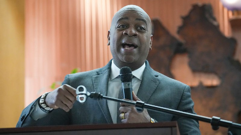 Federal immigration agents arrest Newark mayor trying to enter NJ detention center