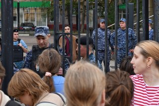 Дело Лиды Мониавы. Суд начался🖼 Портрет явления: приставы повесили замок, выгнав зрителей и группу поддержки Лиды за пределы территории.И вот только после этого начался суд.Зоя Светова, Светлана Виданова / «Новая газета»