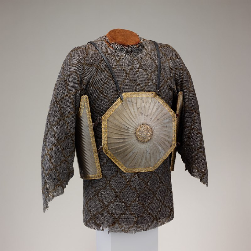 Red Lion Corps: تصاویری از یک زره تاریخی ایران معروف به چهار آینه. این زره از جنس فولاد آبدیده ساخته شده و دارای چهار صفحه محافظ در جلو