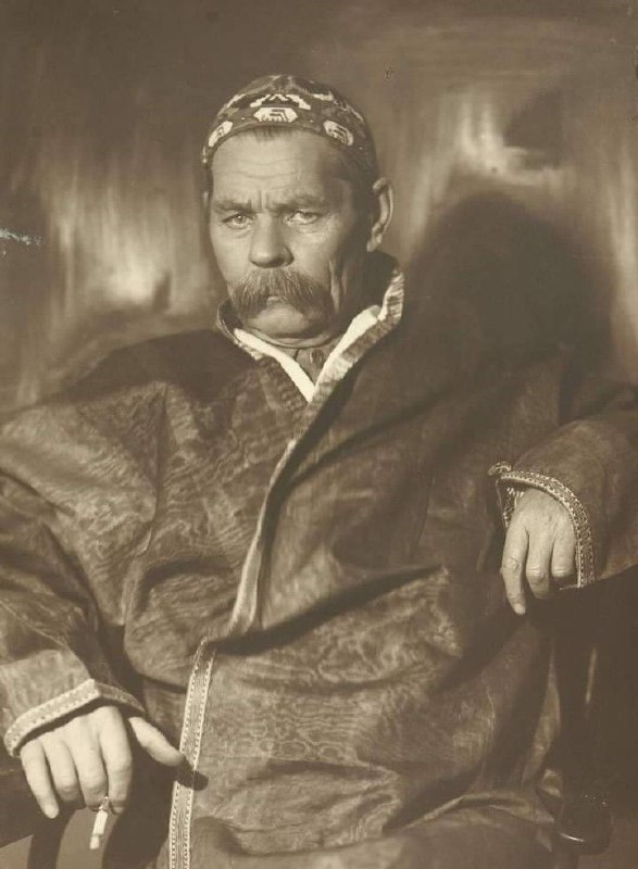 آموزش زبان روسی: Люди гораздо более глупы, чем злы. Они умеют видеть только то, что близко к ним, что можно взять сейчас. А всё близкое —