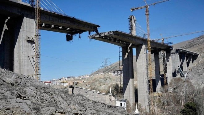 Iranjib | ایران جیب: 🛣 سرنوشت پل B1 کرج در دست 15 متخصص پل B1 کرج که قرار بود بهزودی به بهرهبرداری برسد، در جریان حملات فروردینماه آسیب جد