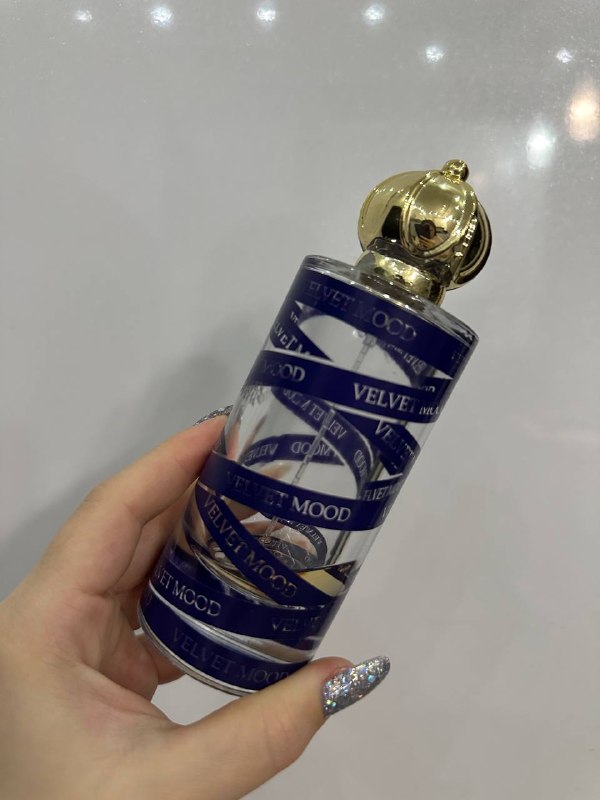 Аромат Velvet Mood — чувственный и бархатистый аромат, окутывающий теплом и тайной. Он воплощает рос