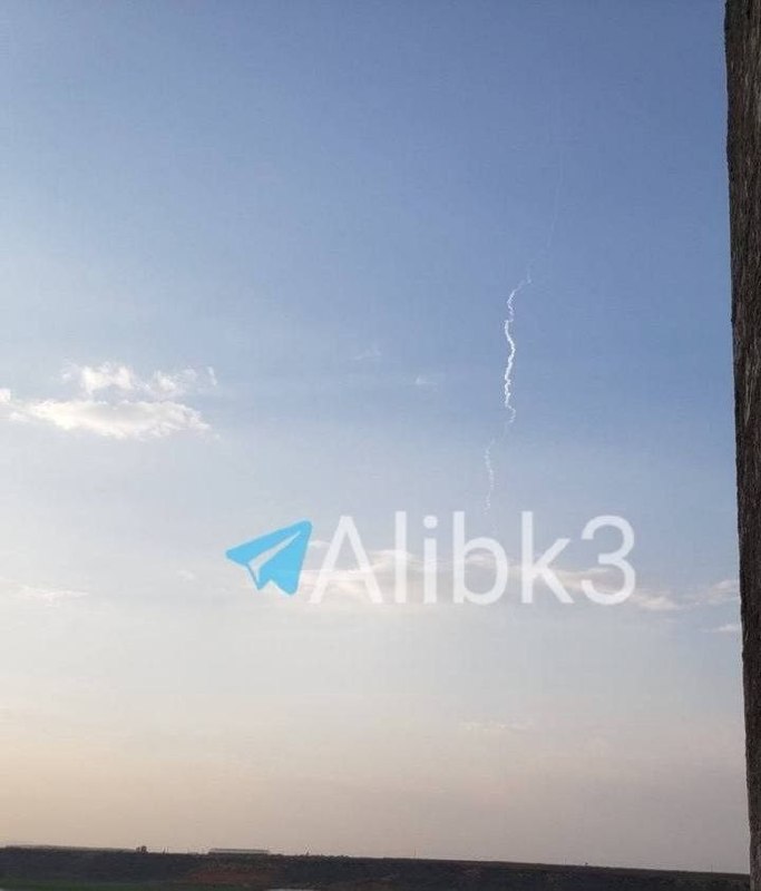 فرارو: انفجارهای شدید جبلعلی دبی را لرزاند انفجارهای شدیدی در منطقه جبلعلی امارات شنیده شد و همزمان، وزارت دفاع امارات ادعا