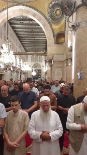 المصلون يؤدون صلاة العشاء في الأقصى