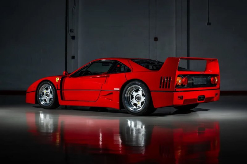 Почти новая F40 уйдёт с молотка — за 34 года суперкар проехал всего 1418 километров. 2