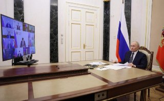 "Запас прочности энергосистемы России — один из самых высоких в мире", заявил Владимир Путин в ходе совещания по энергетики и ситуации на топливном рынке. Главное:— Решения по поддержке Крыма и Юга России топливом должны быть приняты сейчас, а не позже.— Н