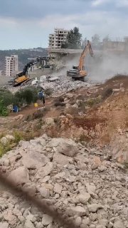 עקבו אחרי סאפא| דחפורי כיבוש הרסו את בתיהם של מוסטפא ויחיא אל-עראג' בכפר אל-וואלאג'ה, דרומית לירושלים .