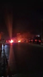 В столице Кубы Гаване сотни человек вышли на протесты из-за масштабных отключений электроэнергии, протестующие перекрывали дороги горящим мусором и стучали кастрюлями и сковородками, требуя включить свет, передают Reuters и AFP.Как пишет Reuters, на улицах