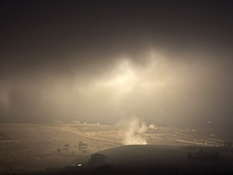 האויב מטיל פצצות מאירות בפאתי המזרחי של זוותאר - מייפאדון בג'בל אמל.