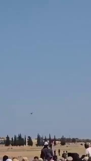מטוס F-4 פנטום II יווני התרסק במהלך תמרון בגובה נמוך בתערוכת האוויר של שבוע הטיסה באתונה בבסיס טנגרה. שני ה…