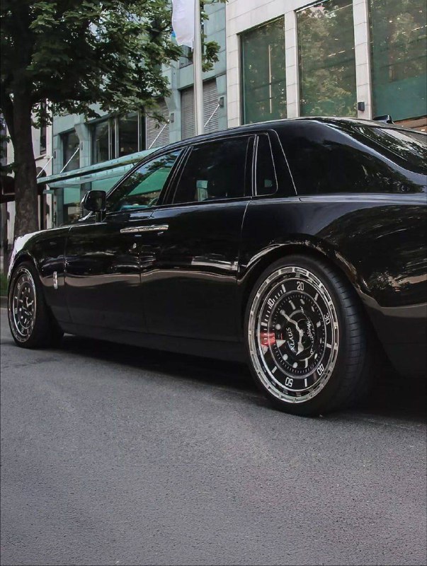 Rolls-Royce Phantom получил колёса в виде часов Rolex. 3