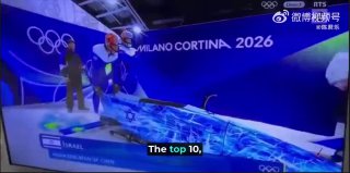 这不仅是米兰冬奥会上最生猛的一段解说，放在整个体育解说史上，也是值得被记住的一次壮举。一位瑞士电视台的冬奥解说员在以色列运动员亚当·埃德曼登场双人雪车项目时，用整场比赛的时间来控诉其对加沙种族灭绝行动的支持。他说，这名运动员是公开的犹太复国主义者，曾把联合国认定的种族屠杀称为“史上最具道德正义性的战争”，还在参加世界杯时公然嘲讽赛场附近的“解放巴勒斯坦”标语。不仅如此，他还抓紧解说的最后时间，指出了国际奥委会的双标：埃德曼2023年就参加过以色列针对加沙的军事行动，按照章程应该被剥夺参赛资格，就像很多被禁赛