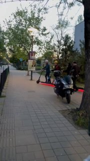 В Венгрии какие-то гении собрали безумный самокат-ЛИМУЗИН на четырёх человек.@so