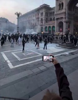 🇮🇹 Rioters turn Piazza del Duomo into a battlefield