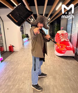 Работяги, все добрались до офисов? Знаем, что нет — из-за погодного апокалипсиса многие брички оказались в снежном плену. Активизировались темщики-откапыватели машин, ленивые энергосберегающие пересели на метро, отложив тачку до марта, а спортики — устраив