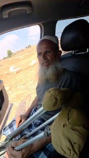مستوطنون يهاجمون الشيخ سعيد العمور في الخليل