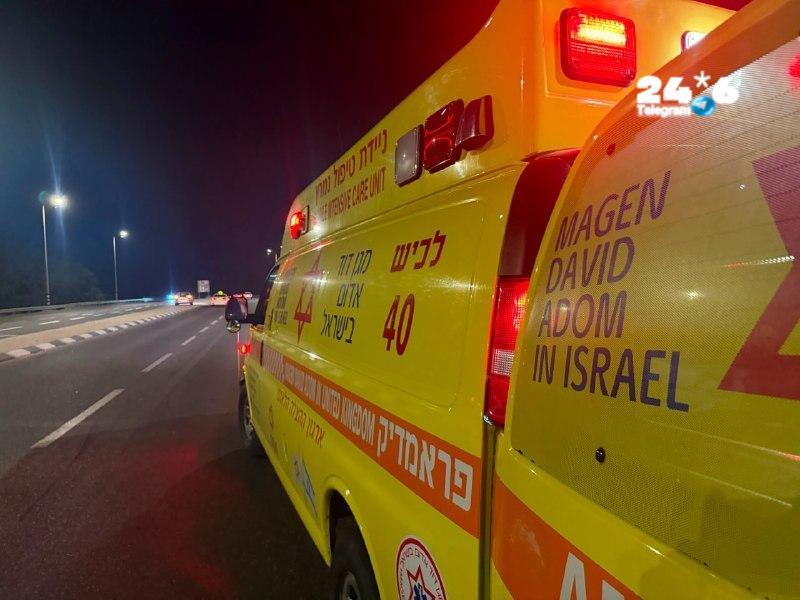 🇮🇱 4 בני אדם נפצעו בתאונת דרכים בין 3 כלי רכב בכביש 4 סמוך לצומת מבקיעים. חובשים ופרמדיקים של מד"א העניקו…