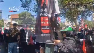 🎦 הקהל שנכח ברחוב האימאם רזה מחכה להלוויה ההיסטורית של מנהיג האומה ההרוג