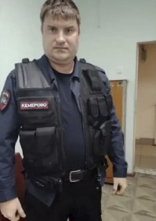 В Кемерове автослесарь купил форму МВД и занялся отловом самокатчиков на велике с мигалкамиРяженого полицейского обнаружили в ходе мониторинга соцсетей, сообщили в тг-канале ГУ МВД России по Кемеровской области. 37-летний автослесарь на велосипеде со свето