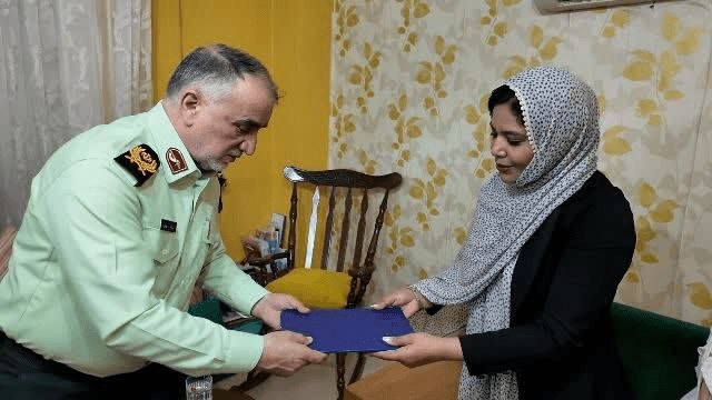 اخبار هرمزگان: دیدار مشاور فرمانده کل انتظامی با خانواده همکار متوفی در هرمزگان🔹مشاور و رئیس دفتر فرماندهی انتظامی جمهوری اسلامی ایران