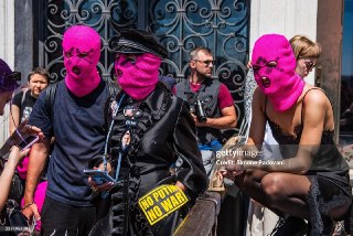 Группа Pussy Riot внесена в перечень террористов и экстремистов Росфинмониторинга.В декабре суд в России признал Pussy Riot экстремистской организацией и запретил ее деятельность в стране.