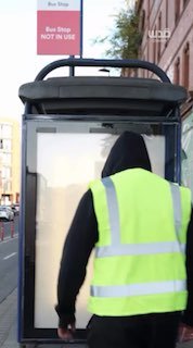 פעילים בבריטניה מדביקים שלטי חוצות נגד הנורמליזציה האמירית-ישראלית