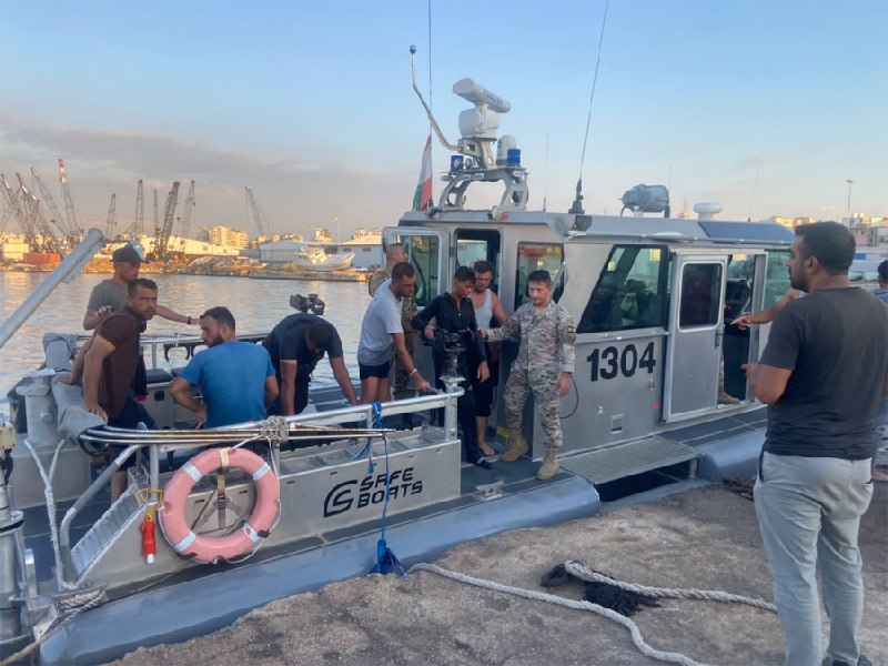 צבא: כוחות חיל הים מחלצים 21 בני אדם במהלך ניסיון הברחתם שלא כדין על סיפון סירה לאחר שהתפרקה מול חופי העיר…