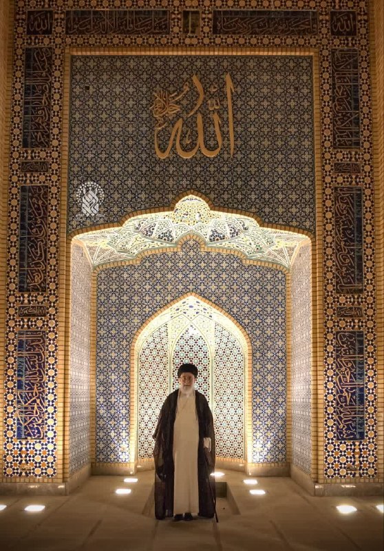 خبرگزاری صداوسیما قم: 💠 تصویری از حضور رهبر شهید در حرم حضرت فاطمه معصومه علیهاالسلام 📌محراب صحن صاحب الزمان عجل الله تعالی فرجه الشریف، حرم م