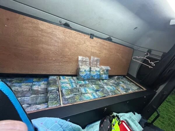 东南亚抓捕遣返线索：边境巡逻队截获三百公斤冰毒！改装拖车暗藏驾驶座后密室 两毒贩落网 7配图