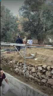 מתנחלים תוקפים משפחה פלסטינית בזמן מסיק זיתים באזור "תל רומיידה" בחברון.