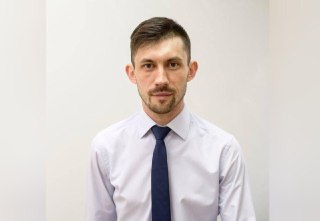 В Иркутске задержан лидер местного отделения «Яблока» Григорий Грибенко, у него провели обыск по делу о хранении наркотиков, сообщает пресс-служба партии со ссылкой на жену политика.10 апреля Грибенко сообщил, что его остановили сотрудники ДПС и отвезли на