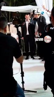🇮🇱 "Come on Beitar" A groom under his umbrella cheers for the Beitar Jerusalem football team immediately after breaking the glass watch. Israel News.