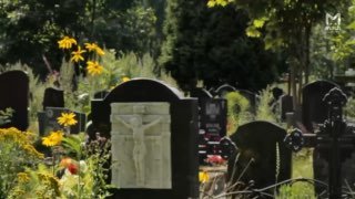 Уборщики могил в Питере могут зарабатывать до 150К рублей в месяц — и это всего лишь подработка.О нюансах такой работы нам рассказала Мария. Она работает садовником, занимается озеленением частных участков, а в свободное время убирает захоронения. Девушка 