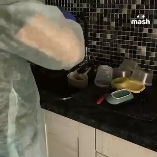 Тюменские чиновники убеждали жителей, что вода безопасна, — те не поверили, скинулись на экспертизу и нашли превышение железа в 3,3 раза, марганца в 2,3 и мутности — почти в 2,7.По данным Mash, местные почти месяц жалуются на резкий вонючий запах. Водокана