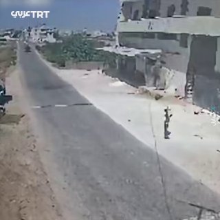 סצנות עוצרות נשימה...מצלמת מעקב מתעדת את הישרדותו של ילד מדרס על ידי מכונית ברגע האחרון באזור ג'ראבולוס באז…