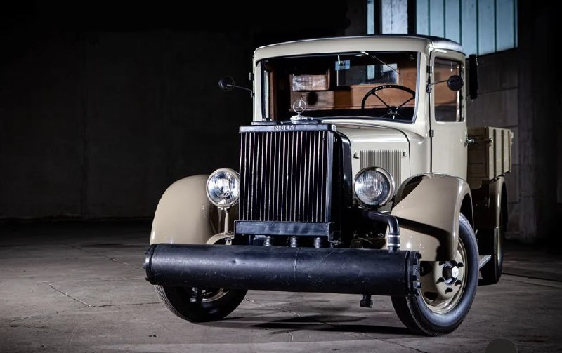 Mercedes-Benz восстановил уникальный грузовик 1937 года, работающий на дровах 2
