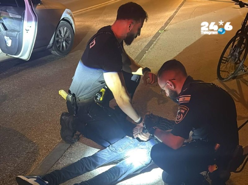 🇮🇱 עובד זר נעצר בחשד שגנב טלפונים ממתרחצים בחוץ הצוק בתל אביב.