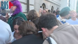 Сторонники «Яблока» у Верховного суда скандировали «Позор!» в связи с решением о снятии партии с выборов, затем встретили аплодисментами председателя «Яблока» Рыбакова.