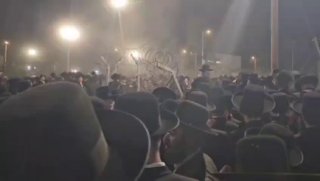 הפגנת חרדים אלימה בכלא 10 בעקבות מעצר עריק, גדר של הבסיס פורקה