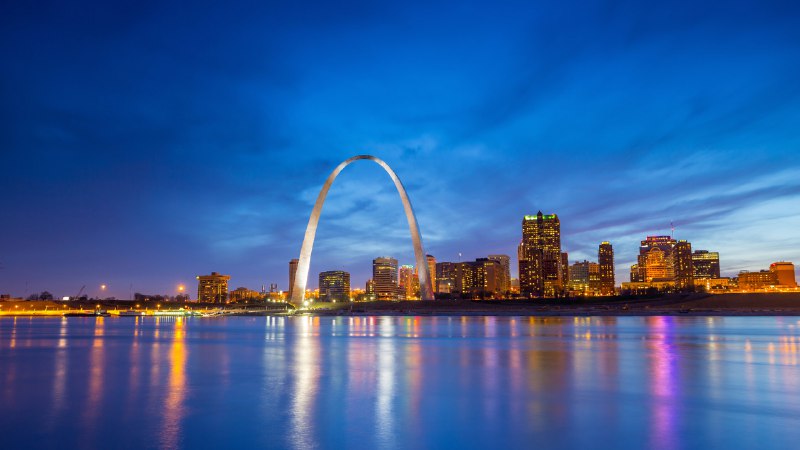Bending towards brillianceThe Gateway Arch in St. Louis, Missouri (© f11photo/Getty Images)