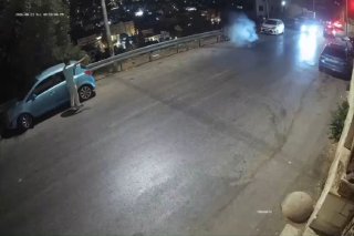הרגע בו פרצה שריפה באופניים חשמליים ברחוב אבן רושד, שכם, הערב.