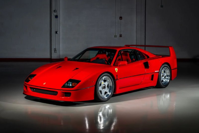 Почти новая F40 уйдёт с молотка — за 34 года суперкар проехал всего 1418 километров.