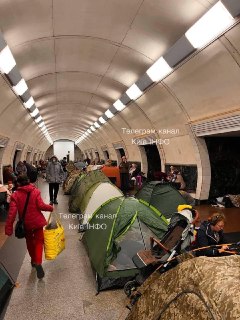 Киевляне поставили палатки в метро, чтобы провести там ближайшую ночь.Ранее Зеленский заявил, что у Украины «есть разведданные, указывающие на то, что Россия готовит новую массированную атаку».