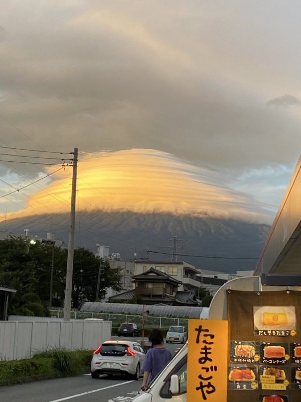 هواشناسی ایران: ابر عدسی‌شکل بر فراز کوه فوجی، ژاپن 🗻✨@iran_weather