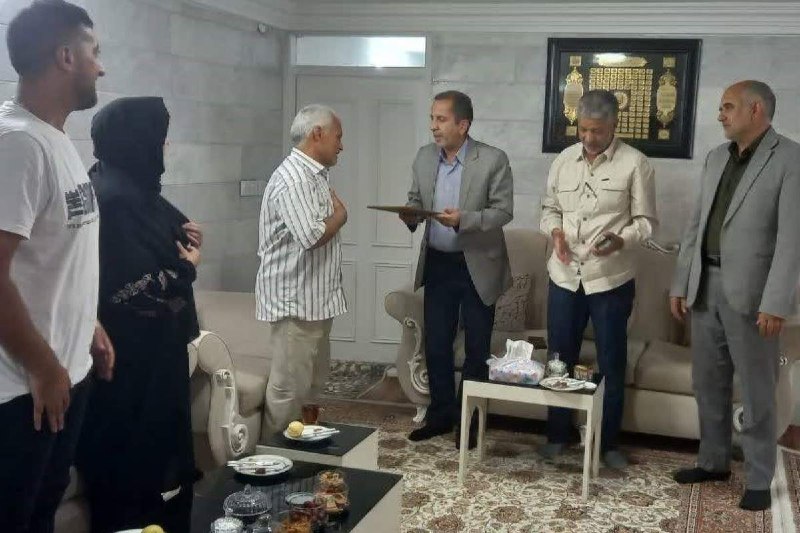 اخبار خراسان رضوی: 🔹 تجلیل از دو آزاده استانداری خراسان رضوی با حضور مسئولان👤 نورمحمدی، مدیرکل اداری و مالی استانداری خراسان رضوی در منزل آ