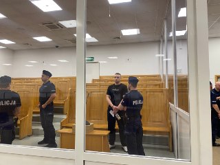 Обвиняемый в отправке посылок со взрывчаткой заявил в варшавском суде, что его подставил россиянинОкружной суд Варшавы продолжает рассматривать уголовное дело против четырех украинцев и одного россиянина. Их обвиняют в отправке посылок со взрывчаткой. «Нов
